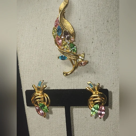 Vintage Pastel Marquis Crystal Brooch with Clip On Earrings - Picture 10 of 10